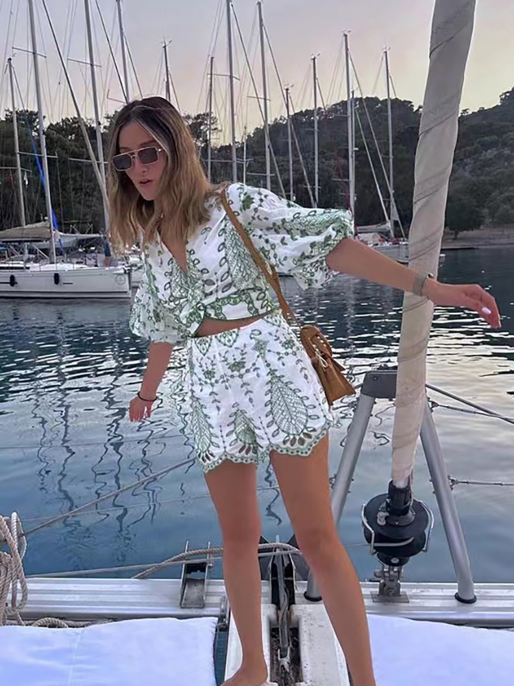 Vintage Women Green Embroidery - Embroidery Class recensione e prezzo