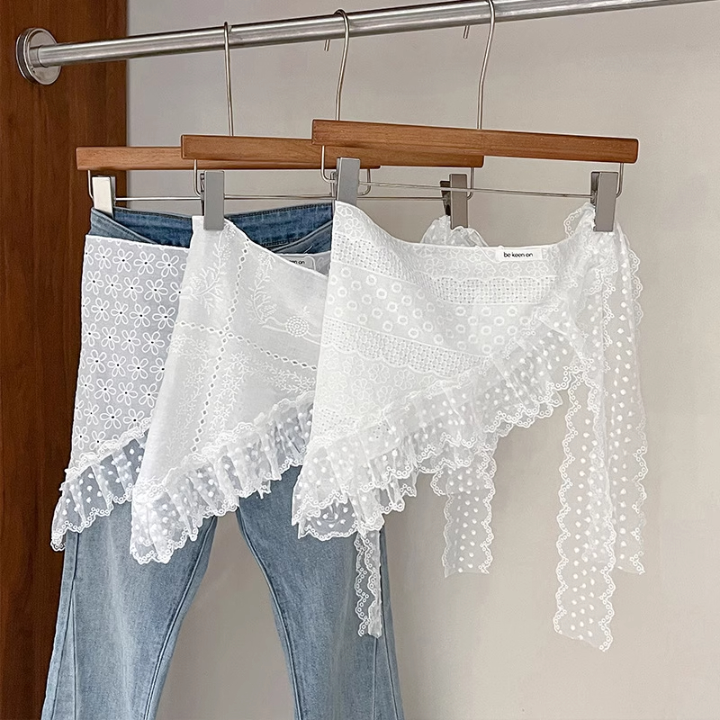 1 piece of white lace triangul - Embroidery Class recensione e prezzo
