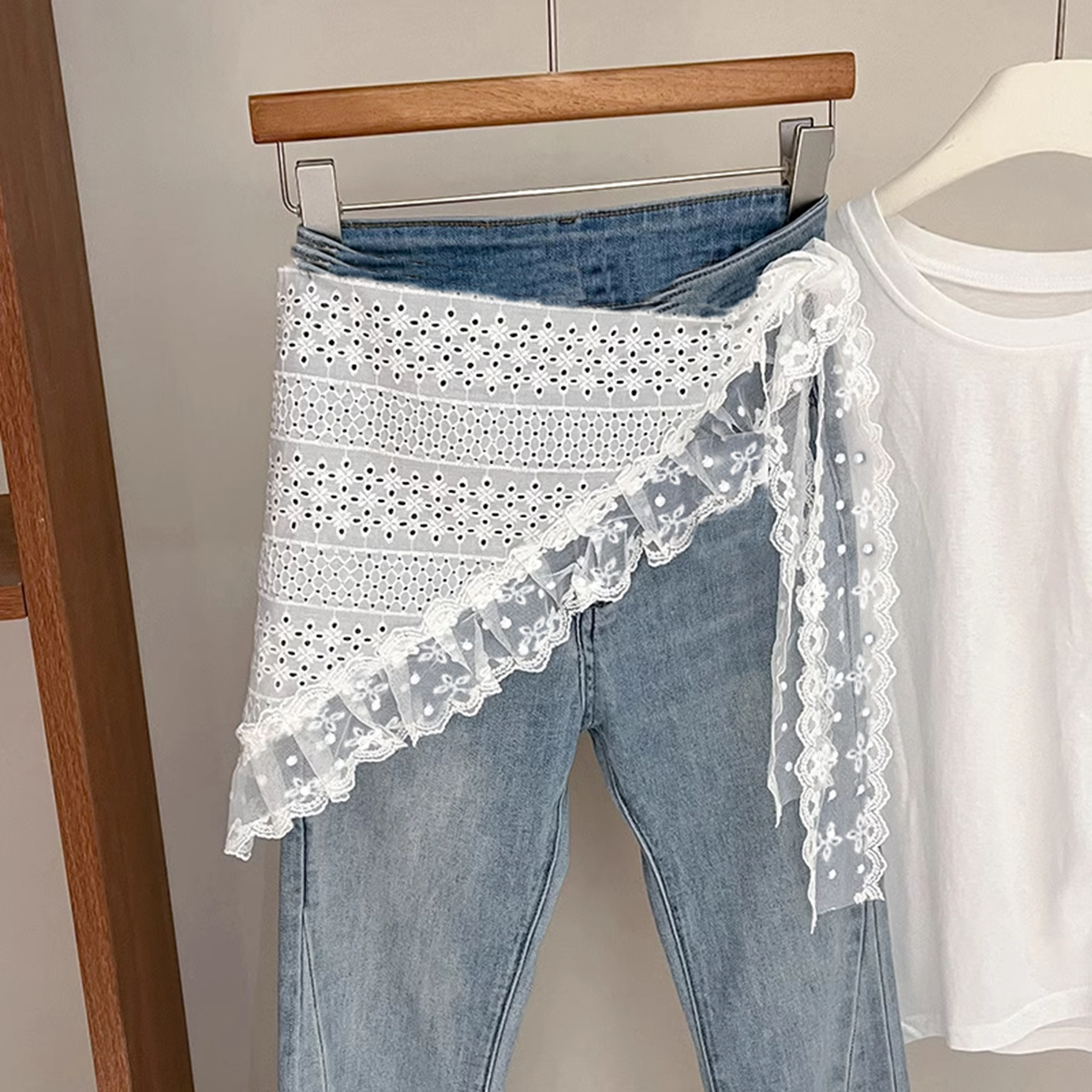 1 piece of white lace triangul - Embroidery Class recensione e prezzo