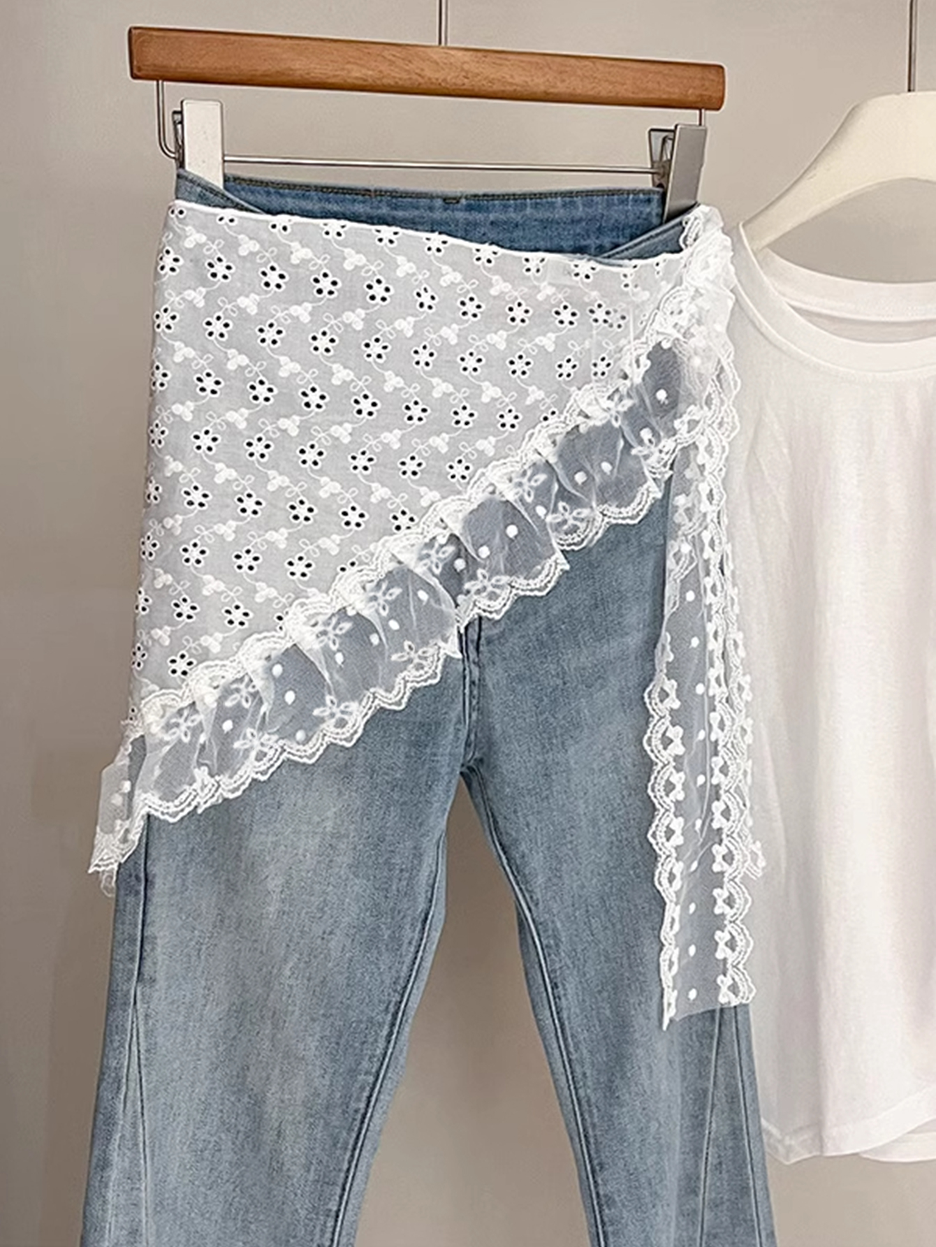 1 piece of white lace triangul - Embroidery Class recensione e prezzo